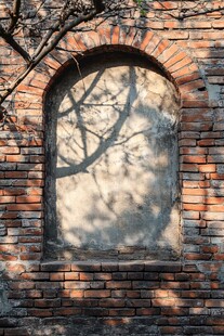 复古砖墙拱形窗光影之美