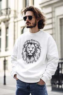 男士身着狮子图案白色卫衣