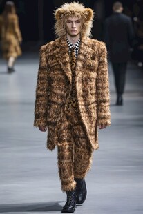 时尚秀场的动物纹毛绒套装