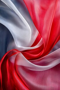 红白色丝绸的优雅飘动