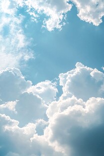 晴朗天空下的蓬松白云