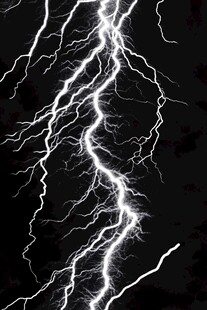 黑色背景上的闪电奇观