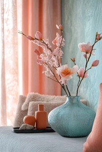 蓝瓶粉花营造温馨室内景