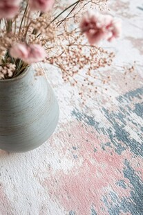 花瓶中的柔美花卉静物