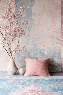 粉色花卉与抱枕的温馨角落