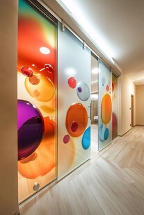 多彩玻璃墙打造灵动走廊