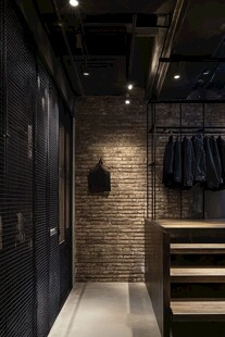 工业风时尚服装店铺一角