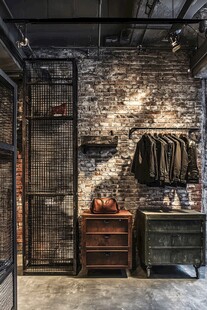 工业风复古服装店铺一角