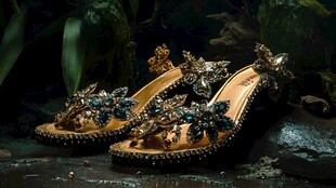 华丽宝石装饰高跟凉鞋