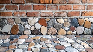 砖墙下的多彩鹅卵石路面