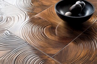 木纹旋纹地板与装饰碗