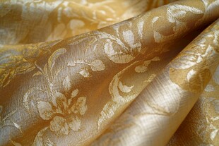 金色花纹丝绸面料特写