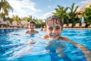 泳池中嬉戏的快乐少年