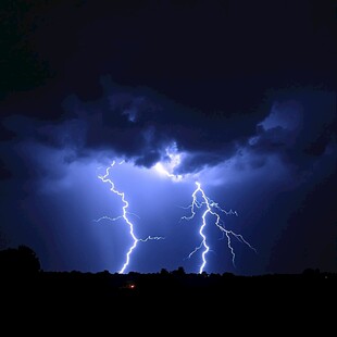 夜空闪电震撼瞬间