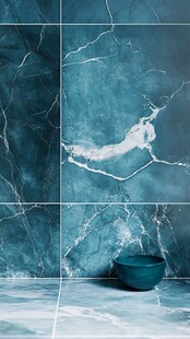 蓝绿色大理石瓷砖与陶碗