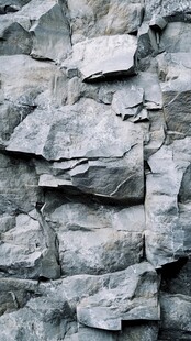 灰色嶙峋岩石纹理特写