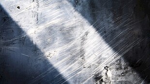 光影下的粗糙墙面纹理