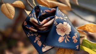 复古花卉丝巾装点秋日枝丫