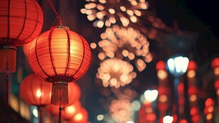 红灯笼与绚烂烟花夜景