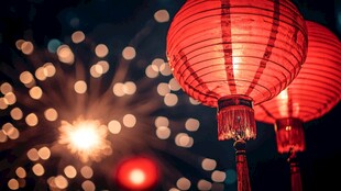 红灯笼与绚烂烟花夜景