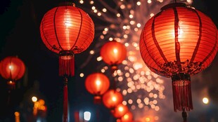 红灯笼映夜 烟火添喜庆