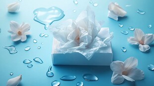 蓝色背景上的纸巾与花朵