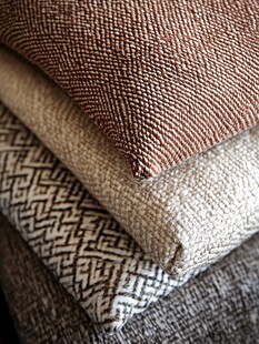 多彩纹理织物堆叠展示