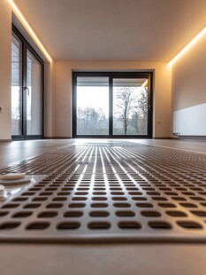 现代简约风室内地暖铺设场景