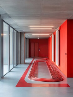 红色线条装点的现代走廊