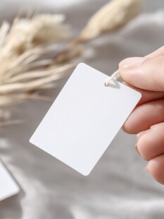 手持空白标签特写