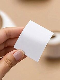 手持空白方形贴纸特写