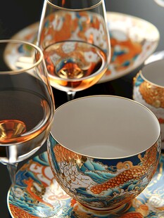 精美中式风餐具与酒杯