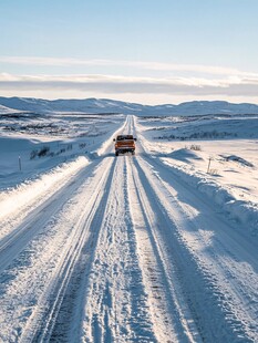 雪地公路上的远行车辆