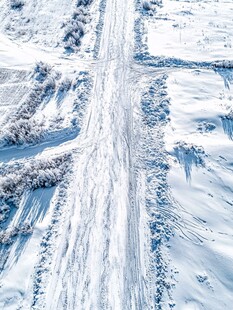 冬日雪路航拍景象
