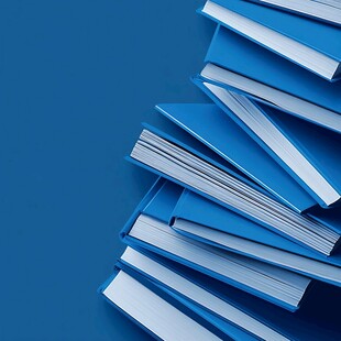 蓝色背景下的整齐书籍堆
