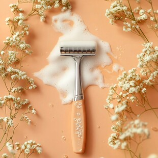 剃须刀配泡沫与小花