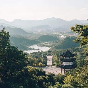 山间亭景 远观秀丽风光
