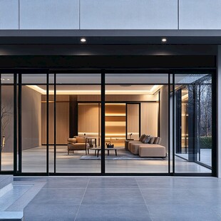 现代简约风格的玻璃住宅空间