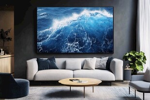 客厅中大幅海浪艺术挂画