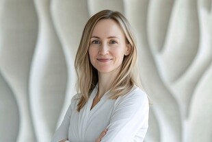 优雅女士身着白衣微笑而立