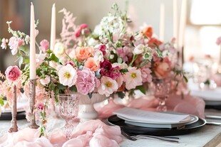 浪漫粉色系花卉餐桌布置