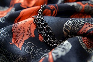 复古丝巾上的精致金属链条