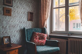 复古窗边的舒适单人座椅