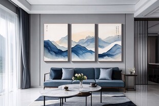 现代客厅中的山水装饰画