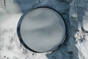 圆形物件置于粗糙灰色表面