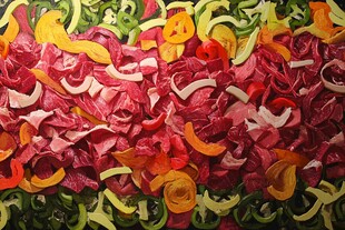 色彩缤纷的肉类与蔬菜拼盘