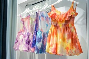 多彩扎染女童连衣裙展示