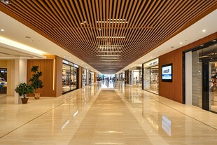 时尚大气的商场宽敞走廊