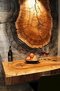 原木风餐桌搭配温馨壁饰