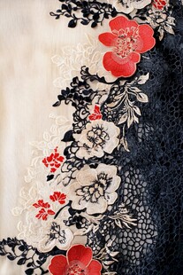 蕾丝花卉刺绣面料细节